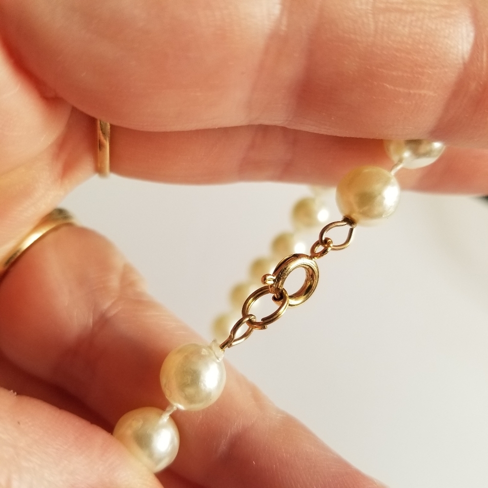 Relisted -Vintage faux pearl necklace white - Picture 6 of 10